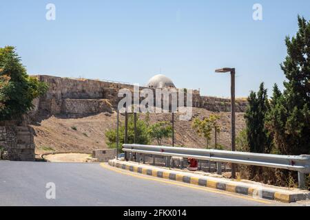 Die Spitze des Umayyad-Palastes auf dem Hügel der Zitadelle, Jabal al-Qal'a von Amman, Jordanien, von der Straße aus gesehen, die den Hügel hinauf führt Stockfoto