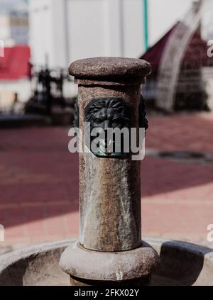 Antiker öffentlicher Brunnen mit einem Löwenkopf in Europa Stockfoto