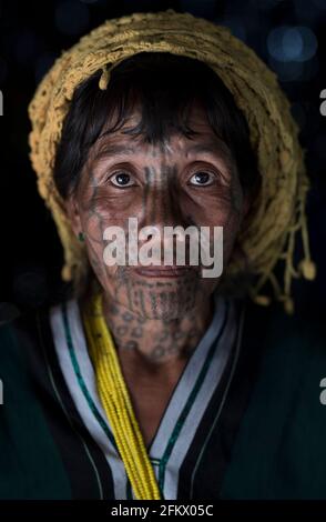 Diese Frauen aus dem Muun-Clan hatten ein promineneres Design. CHIN STATE, MYANMAR: DIESE Stammesfrauen sind die letzten ihrer Art nach einem Regierungsverbot Stockfoto