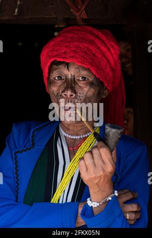 Der Stamm der Muun ist bekannt für ihre Verwendung von dickeren und prominenteren Linien. CHIN STATE, MYANMAR: DIESE Stammesfrauen sind die letzten ihrer Art nach einem Stockfoto