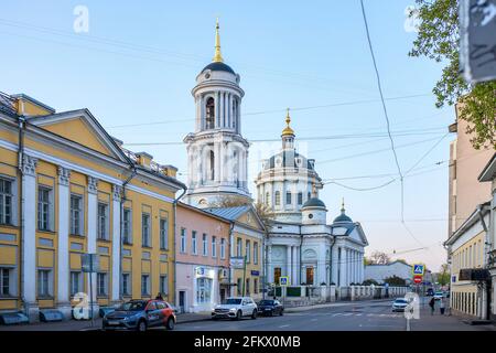 MOSKAU, RUSSLAND - 02. Mai 2021. Die Kirche des heiligen Martin des Bekenners, Papst von Rom (der Himmelfahrt). Eines der am besten erhaltenen Denkmäler der Klassik Stockfoto