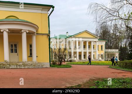 GORKI LENINSKIYE, OBLAST MOSKAU / RUSSLAND - Mai 02 2021: Herrenhaus im Museum-Reserve Leninskiye Gorki. Der russische Führer Wladimir Lenin lebte hier t Stockfoto