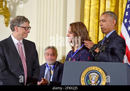 Bill Gates und seine Frau Melinda kündigen ihre Scheidung an. Der Milliardär, Mitbegründer von Microsoft, und seine Frau, die im Staat Washington leben, werden sich nach 27 Jahren Ehe und 20 Jahren Zusammenarbeit bei ihrer Gründung scheiden lassen - Aktenfoto vom November 22, 2016 des US-Präsidenten Barack Obama überreicht Bill und Melinda Gates am Dienstag, den 22. November 2016, im Ostsaal des Weißen Hauses in Washington, DC, die Präsidentenmedaille der Freiheit. Die Presidential Medal of Freedom ist die höchste zivile Ehre der Nation. Foto von Ron Sachs / CNP Stockfoto