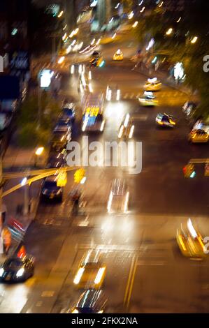 Verschwommenes Bild von Autos auf einer Straße in der Nacht, New York City Stockfoto