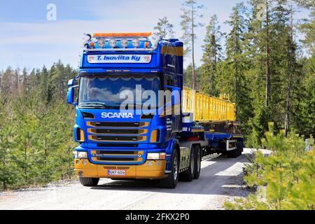 Scania Sattelauflieger von T. Isoviita Ky transportiert einen Teil des Servicekrans zum Austausch der Rotorblätter von Windenergieanlagen. Überlast. Salo, Finnland. April 30, 2021. Stockfoto