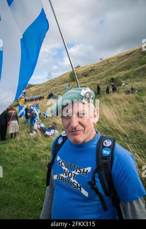 SCHOTTLAND / EDINBURGH / Mann trägt Hemd mit 'schottisch nicht britisch' Botschaft auf Scottish Independence march . Stockfoto