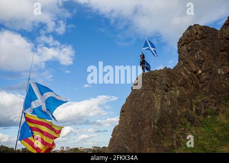 SCHOTTLAND / EDINBURGH / EIN junger Schotte auf dem Arthur's Seat webt eine Flagge für eine Pro Scottish Independence. Stockfoto