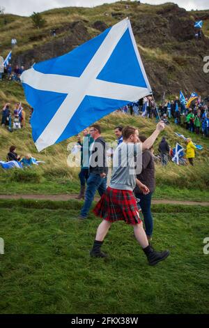 Mann in Kilt und schottischer Flagge während des Pro Scottish Independence March am 6.10.2018 in Edinburgh, Großbritannien. Stockfoto