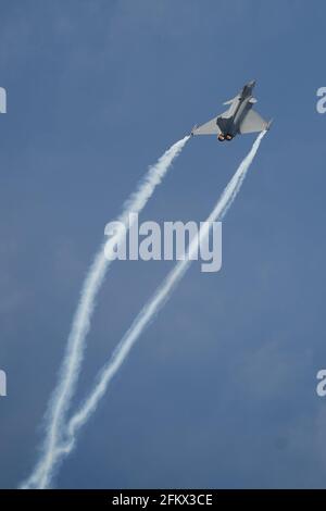 File photo - Dassault Rafale Kampfflugzeug-Demonstration während der 51. Internationalen Paris Air Show in Le Bourget bei Paris, Frankreich, am 16. Juni 2015. - Ägypten wird 30 zusätzliche Rafale-Kampfflugzeuge aus Frankreich bestellen. Kairo, ein großer Kunde der französischen Rüstungsindustrie, war 24 das erste ausländische Land, das Rafale (2015) kaufte. Foto von Thierry Orban/ABACAPRESS.COM Stockfoto