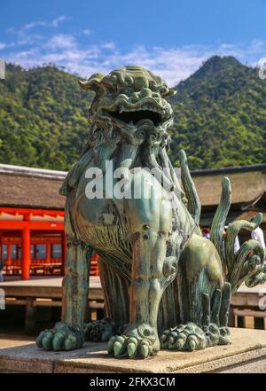 Bronzestatue des Löwenhundes in Itsukushima, japanischer Shinto-Schrein auf der Miyajima Island, Japan. Stockfoto