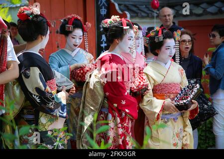 Geisha- und Maiko-Frauen in schönem und elegantem Kimono-Kleid und Kostüm bei einem Spaziergang durch Gion, Higashiyama, Kyoto, Japan. Stockfoto