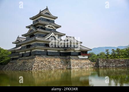 Mensumoto Castle, bekannt als Crow Castle, umgeben von einem Wassergraben, Mensumoto, Japan. Stockfoto