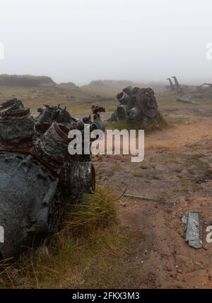 Triebwerke aus dem Wrack des B-29 Superfortress Bombers, der sich auf den Mooren von Bleaklow im Peak District National Park, Derbyshire, Großbritannien, befindet Stockfoto