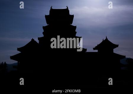 Matumoto Castle, bekannt als Crow Castle, wurde gegen das Mondlicht in Japan geschildet. Stockfoto