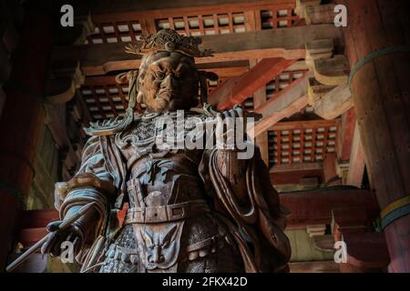 Statue des Schutzdämons in Daibutsu-den im Todaiji-Tempel, Nara. Eine der größten Holzbauten der Welt und Japans berühmteste buddhistische Tempel Stockfoto