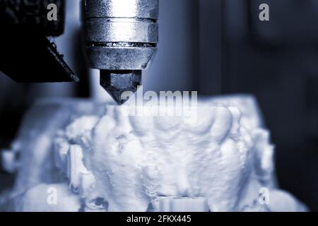 3D-Drucker druckt die Form von geschmolzenem Kunststoff weiß. Stockfoto