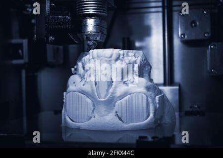 3D-Drucker druckt die Form von geschmolzenem Kunststoff weiß. Stockfoto