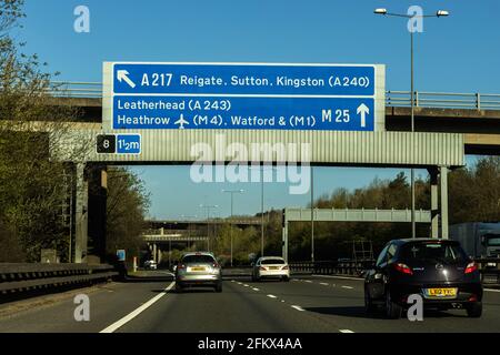 Die Autobahn verläuft auf der M25 mit leichtem Verkehr Stockfoto