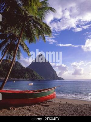 Blick auf Strand und Pitons, Soufrière, St. Lucia, Karibik Stockfoto