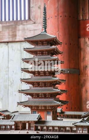 Modell einer siebenstufigen japanischen Pagode im Todaiji-Tempel, Nara. Eine der größten Holzkonstruktionen der Welt und Japans berühmtester buddhistischer Tempel. Stockfoto