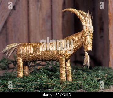 Yule Goat - skandinavisches Weihnachtskonzept. Stellen Sie sich auf Sprossenzweige, traditionelle Ziege aus sorunda, schweden Stockfoto