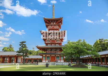 Der Yakushiji-Tempel in Nara ist einer der berühmten alten japanischen buddhistischen Tempel in Japan. Diese Pagode ist eine von zwei Pagoden innerhalb des Tempelgeländes. Stockfoto