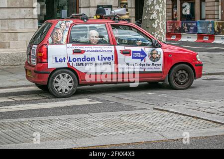 WESTMINSTER LONDON 4. Mai 2021. Ein Suzuki-Kampagnenwagen, der für den Londoner Bürgermeisterkandidat Piers Corbyn durch Westminster fährt, ist mit geklebten Plakaten und Slogans ‘Let London live’ überzogen und ‘no lockdowns’ wirh ein Megaphon an die Spitze, während die Londoner sich darauf vorbereiten, am 6. Mai zur Wahl eines neuen Bürgermeisters zu stimmen. Die Anti-Lockdown-Kandidatin Piers Corbyn setzt sich dafür ‘ein, die „Covid con rules“ zu beenden und die diskriminierende Behandlung von Personen, die sich weigern, eine Gesichtsmaske zu tragen, umzukehren. Credit amer Ghazzal/Alamy Live News Stockfoto