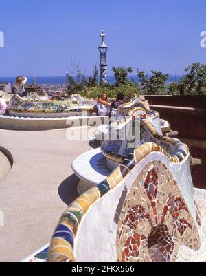 Serpentinen-Bänke auf der Hauptterrasse, Park Güell, Bezirk Gràcia, Barcelona, Provinz Barcelona, Katalonien, Spanien Stockfoto