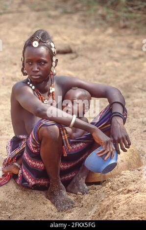 Junge Mutter mit Baby, Sanmatenga, Region Centre-Nord, Burkino Faso Stockfoto