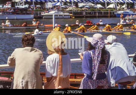 Zuschauer bei der Henley Regatta, Henley-on-Thames, Oxfordshire, England, Großbritannien Stockfoto