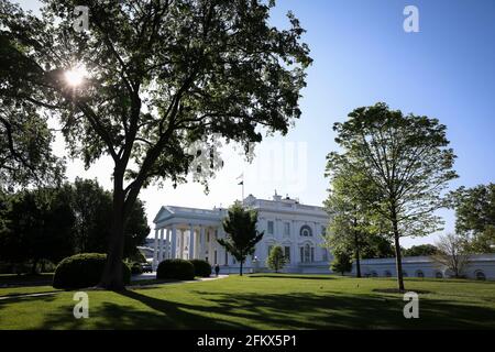 Washington, USA. Mai 2021. Der North Lawn des Weißen Hauses ist am Dienstag, den 4. Mai 2021, in Washington zu sehen.Ê(Foto: Oliver Contreras/Sipa USA) Quelle: SIPA USA/Alamy Live News Stockfoto