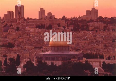 Der Felsendom (Qubbat as-Sakhra) bei Sonnenuntergang, Tempelberg, Altstadt, Jerusalem, Israel Stockfoto