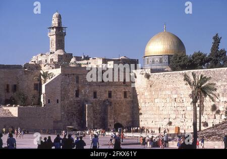 Die westliche (Klagemauer) Mauer und der Felsendom (Qubbat as-Sakhra), Altstadt, Jerusalem, Israel Stockfoto