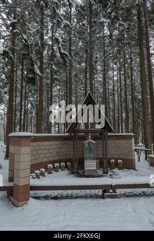 Banneux - Belgien - 07. April 2021: Nach den Marienerscheinungen im Jahr 1933 hat sich der Ort zu einem der wichtigsten Wallfahrtsorte in Belgien entwickelt Stockfoto
