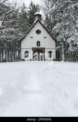 Banneux - Belgien - 07. April 2021: Nach den Marienerscheinungen im Jahr 1933 hat sich der Ort zu einem der wichtigsten Wallfahrtsorte in Belgien entwickelt Stockfoto