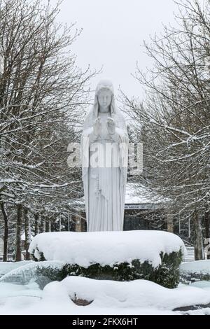 Banneux - Belgien - 07. April 2021: Nach den Marienerscheinungen im Jahr 1933 hat sich der Ort zu einem der wichtigsten Wallfahrtsorte in Belgien entwickelt Stockfoto