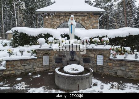 Banneux - Belgien - 07. April 2021: Nach den Marienerscheinungen im Jahr 1933 hat sich der Ort zu einem der wichtigsten Wallfahrtsorte in Belgien entwickelt Stockfoto