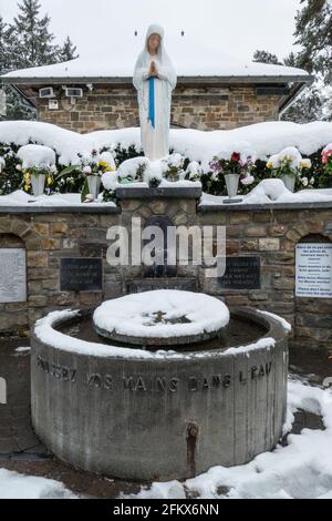 Banneux - Belgien - 07. April 2021: Nach den Marienerscheinungen im Jahr 1933 hat sich der Ort zu einem der wichtigsten Wallfahrtsorte in Belgien entwickelt Stockfoto