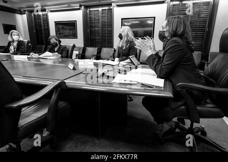 Vizepräsidentin Kamala Harris nimmt an einer Ausschusssitzung des Prinzipals am Montag, dem 12. April 2021, im Situationsraum des Weißen Hauses Teil. (Offizielles Foto des Weißen Hauses von Lawrence Jackson) Stockfoto