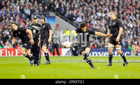 ENGLAND V NEUSEELAND IN TWICKENHAM 21/11/09. DAN CARTER. BILD DAVID ASHDOWN Stockfoto