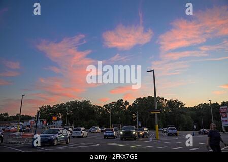 Farbenfrohe Sonnenuntergangswolken über einem Einkaufszentrum in High Springs, Florida. Stockfoto