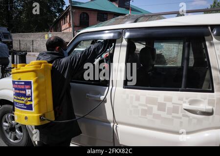 3. Mai 2021: Ein NGO-Mitarbeiter desinfiziert am 03. Mai 2021 ein Fahrzeug in Srinagar, dem indischen Kaschmir. Jammu und Kaschmir verzeichnen 51 Todesfälle, was die höchste Zahl von Covid-19-Todesfällen in der Region darstellt. Indien meldete jedoch fast 370,000 neue Covid-19-Fälle und 3421 neue Todesfälle. Quelle: Muzamil MATtoo/IMAGESLIVE/ZUMA Wire/Alamy Live News Stockfoto