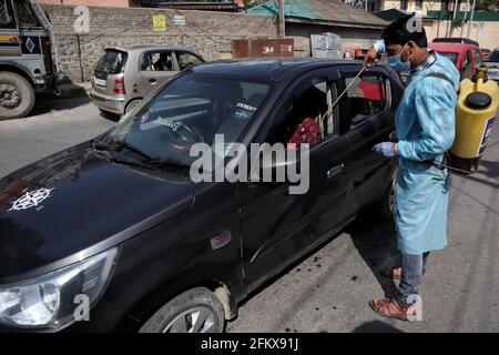 3. Mai 2021: Ein NGO-Mitarbeiter desinfiziert am 03. Mai 2021 ein Fahrzeug in Srinagar, dem indischen Kaschmir. Jammu und Kaschmir verzeichnen 51 Todesfälle, was die höchste Zahl von Covid-19-Todesfällen in der Region darstellt. Indien meldete jedoch fast 370,000 neue Covid-19-Fälle und 3421 neue Todesfälle. Quelle: Muzamil MATtoo/IMAGESLIVE/ZUMA Wire/Alamy Live News Stockfoto