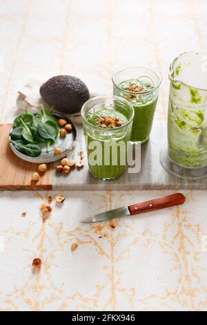 Smoothie mit Avocado-Spinat und Haselnüssen Stockfoto