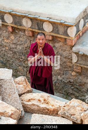 Tibetischer Mönch, der im Kloster Songzanlin, auch bekannt als Ganden Sumtseling Gompa in Zhongdian, Shangri La, Provinz Yunnan, China, Ehrfurcht vergilt. Stockfoto