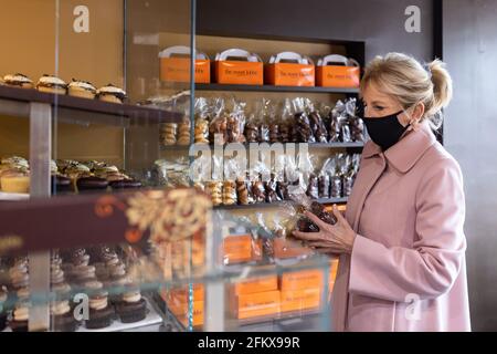 First Lady Dr. Jill Biden kauft Desserts am Freitag, den 12. Februar 2021, in der Bäckerei The Sweet Lobby in Washington, D.C. (Offizielles Foto des Weißen Hauses von Chandler West) Stockfoto
