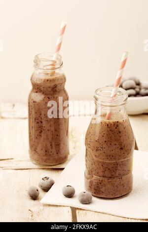 Smoothie mit Blaubeeren und Chia Samen Stockfoto