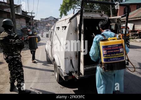 3. Mai 2021: NGO-Mitarbeiter desinfizieren am 03. Mai 2021 ein Fahrzeug der indischen Streitkräfte in Srinagar, im indischen Kaschmir. Jammu und Kaschmir verzeichnen 51 Todesfälle, was die höchste Zahl von Covid-19-Todesfällen in der Region darstellt. Indien meldete jedoch fast 370,000 neue Covid-19-Fälle und 3421 neue Todesfälle. Quelle: Muzamil MATtoo/IMAGESLIVE/ZUMA Wire/Alamy Live News Stockfoto