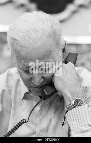 Präsident Joe Biden ruft am Samstag, den 10. April 2021, in seinem privaten Essbereich des Weißen Hauses an. (Offizielles Foto des Weißen Hauses von Cameron Smith) Stockfoto