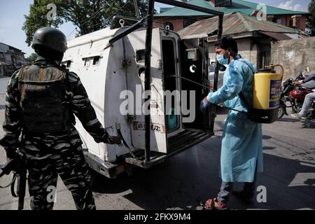 3. Mai 2021: Ein NGO-Arbeiter desinfiziert am 03. Mai 2021 ein Fahrzeug der indischen Streitkräfte in Srinagar, dem indischen Kaschmir. Jammu und Kaschmir verzeichnen 51 Todesfälle, was die höchste Zahl von Covid-19-Todesfällen in der Region darstellt. Indien meldete jedoch fast 370,000 neue Covid-19-Fälle und 3421 neue Todesfälle. Quelle: Muzamil MATtoo/IMAGESLIVE/ZUMA Wire/Alamy Live News Stockfoto